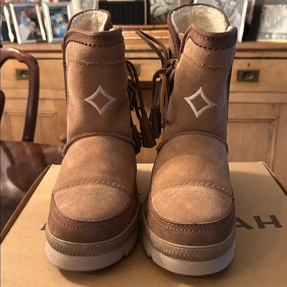 Manitoba women’s mid boot, size 8 - Picture 5 of 6